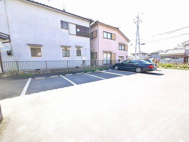 大西ハイツ（東九条町）の駐車場|車をお持ちの方に嬉しい駐車場付きの物件です