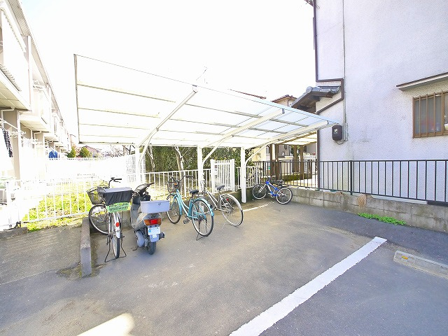 大西ハイツ（東九条町）のその他共用部分|ゆったりとした駐輪スペース。