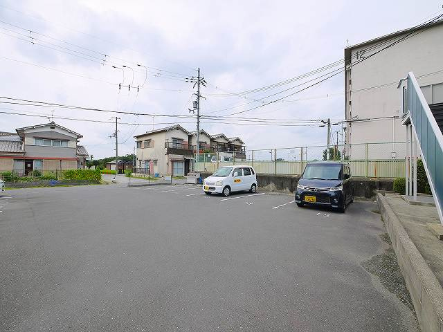 大西ハイツ（東九条町）の駐車場|カースペースがあります