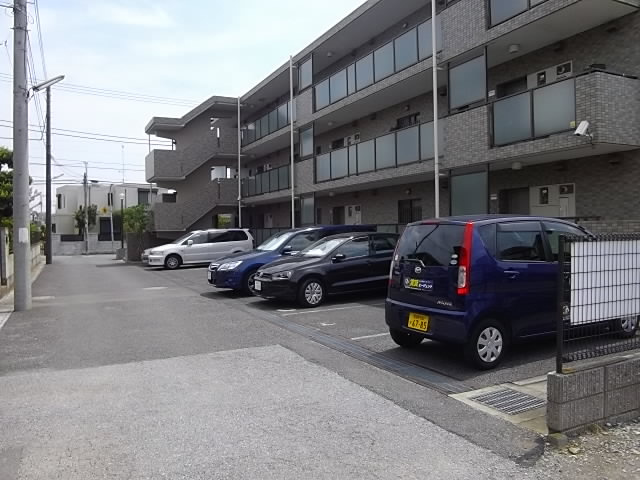 ディアコート市川の駐車場