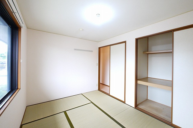 ベルメゾン大幸Bの和室|畳の上でゆっくりとくつろげる和室です