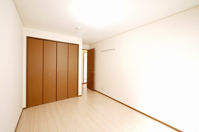 ベルメゾン大幸Bの寝室|明るい洋室です