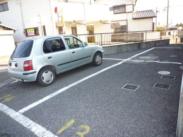 マリールAの駐車場