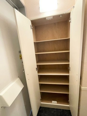 【玄関】 | セントラル誉田 | シューズボックスも広めです。扉には姿見（鏡）付きです。