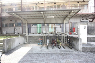 【その他共用部分】 | ゴールデンハイム | ゴールデンハイム　　　　　屋根付きの駐輪場