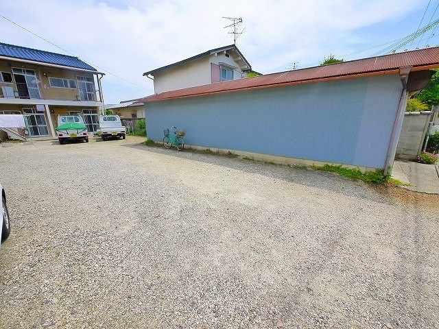 緑風荘　西棟の駐車場|駐車場に車を止められます