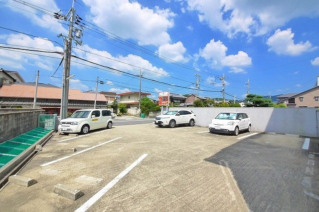 DOMEマツイの駐車場|駐車場があるので、車を買う予定の方も安心です