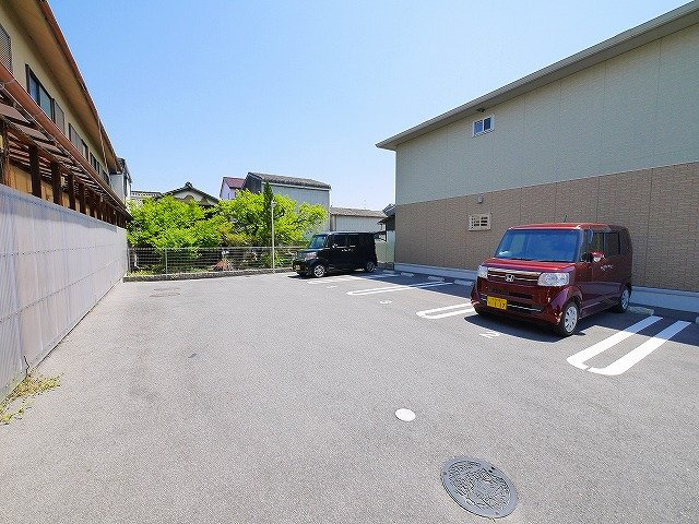 セントレジス八尾の駐車場|車をお持ちの方に嬉しい駐車場付きの物件です