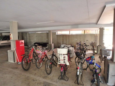 【その他共用部分】 | レジデンス岸 | 屋根付き駐輪場 無料です！雨に濡れずに荷物の積み下ろしが出来て便利ですね！