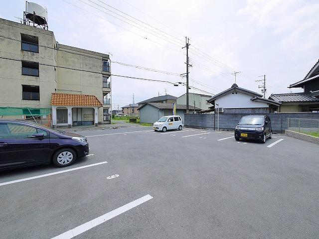 ラフィーネ小泉の駐車場