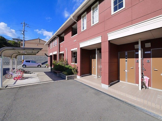 サンフィットヒルズ　Ａのその他共用部分|玄関前も見通しが良く明るいスペースです