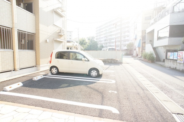 クレシアコートの駐車場
