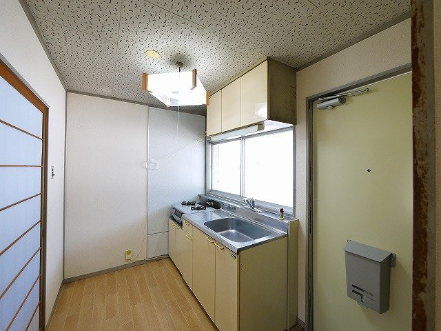 平尾ハイツのキッチン|コンパクトなキッチンで掃除もラクラク