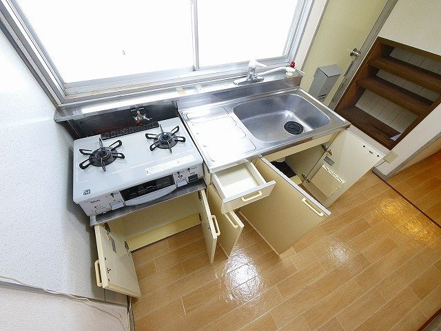 平尾ハイツのキッチン|コンパクトなキッチンで掃除もラクラク