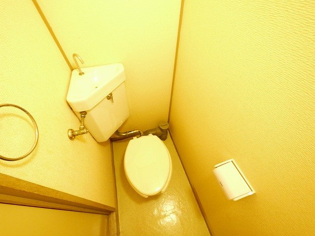 平尾ハイツのトイレ|ゆったりとした空間のトイレです