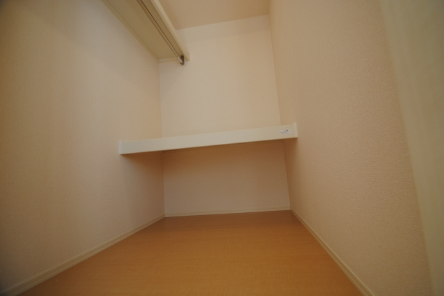 ルーエ西町の収納|ウォークインクローゼット
内装イメージ：同物件別室