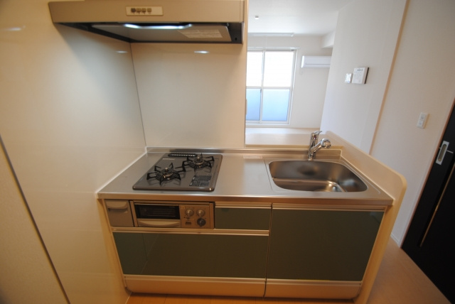 ルーエ西町のキッチン|システムキッチン、ガス2口コンロ
内装イメージ：同物件別室