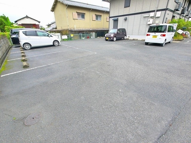 アムール正の駐車場