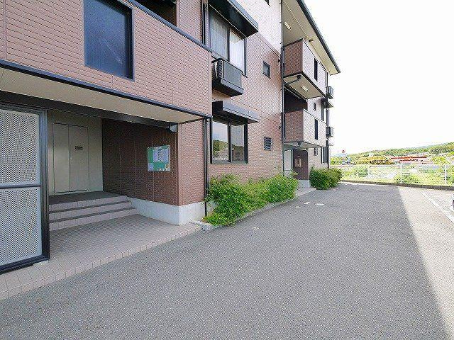 リビングタウン南生駒　Ａ棟のその他共用部分|出入りのしやすい共用通路