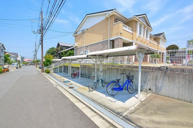 フラン　コリーヌのその他共用部分|屋根付き駐輪場です