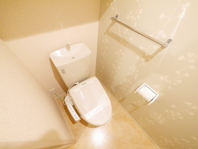 プラナスのトイレ|落ち着いた色調のトイレです