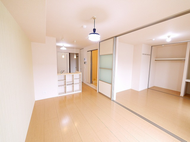 プラナスの内装|明るい色調の室内です