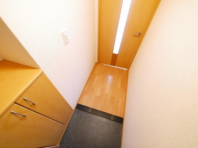 ヒムス　プルーニェの玄関|明るい玄関です