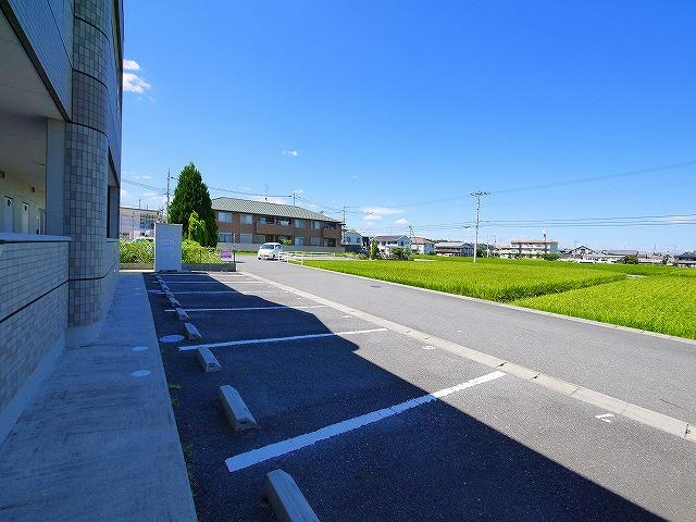 ヒムス　プルーニェの駐車場|車をお持ちの方に嬉しい駐車場付きの物件です