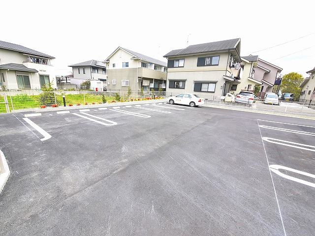 セントラルヒルズの駐車場|車をお持ちの方に嬉しい駐車場付きの物件です