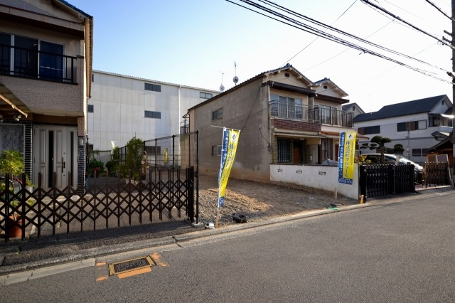 クロワールタウン北花田　新築一戸建ての前面道路含む現地写真