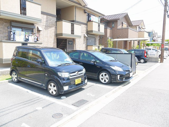 トレビアンの駐車場|駐車場があるので、車を買う予定の方も安心です