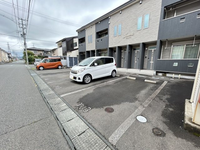 ジュメリの駐車場