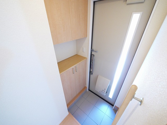カーサレジオＡ・Ｂの玄関|収納もある玄関です