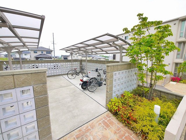 フェリオ城山台イーストのその他共用部分|屋根付きの駐輪場です