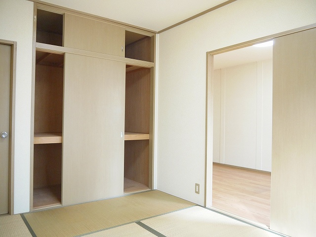 サンビューラ梅美台 Dの和室|趣のある和室です