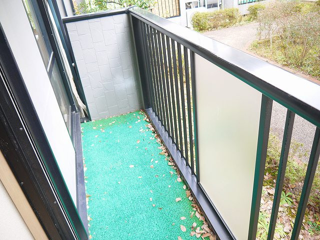 サンビューラ梅美台 Dのバルコニー|外からの目が気にならないバルコニーで洗濯物が干せます