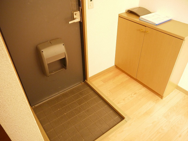 サンビューラ梅美台 Dの玄関|明るい玄関です