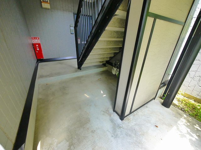 サンビューラ梅美台 Dのエントランス|清潔なエントランスです