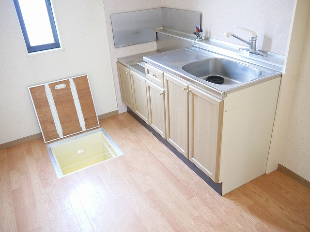 サンビューラ梅美台 Dのキッチン|便利な床下収納！