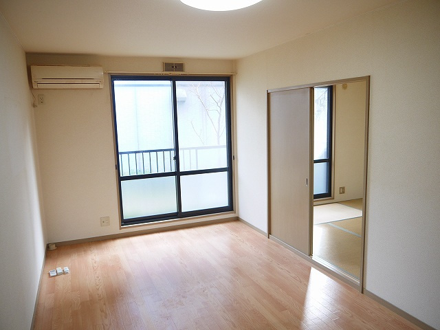 サンビューラ梅美台 Dの居間・リビング|居間です