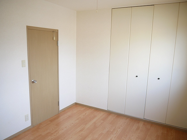 サンビューラ梅美台 Dの洋室|広々とした洋室です