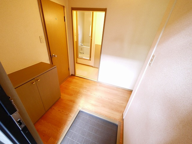 サンビューラ梅美台 Dの玄関|明るい玄関です