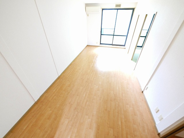 サンビューラ梅美台 Dの居間・リビング|使いやすいリビングです