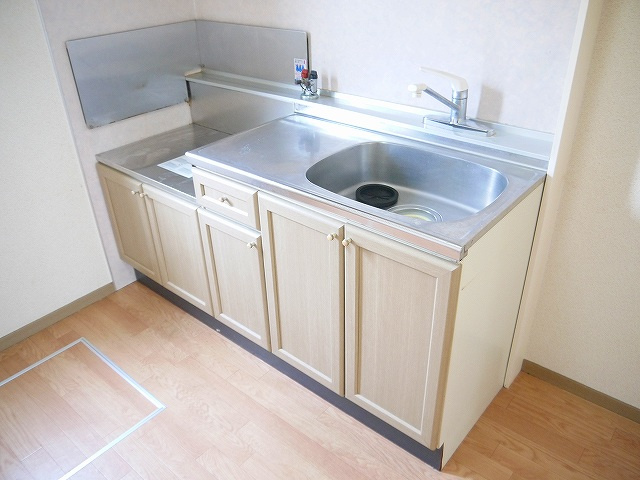 サンビューラ梅美台 Dのキッチン|コンパクトなキッチンで掃除もラクラク