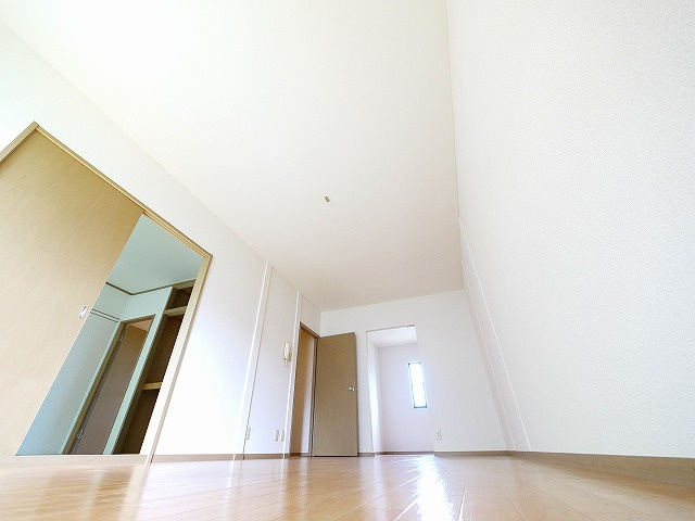 サンビューラ梅美台 Dの居間・リビング|ゆったりとしたリビングです