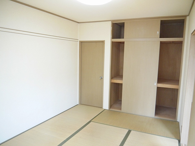 サンビューラ梅美台 Dの和室|明るい和室です