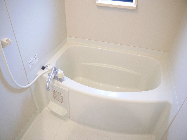 サンビューラ梅美台 Dの浴室|コンパクトで使いやすいお風呂です
