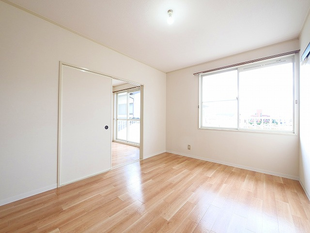 サンコート神殿Ｂの洋室|明るい洋室です