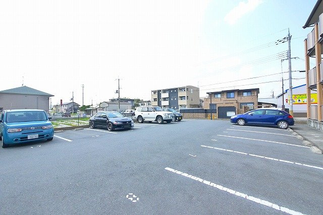 コム　アニモの駐車場|駐車し易い広々駐車場です。