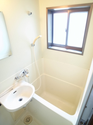 【浴室】 | ガーデンハイツC | お風呂には換気用の窓。